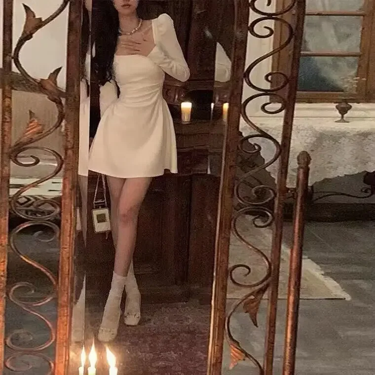 Женское платье в французском стиле с квадратным вырезом