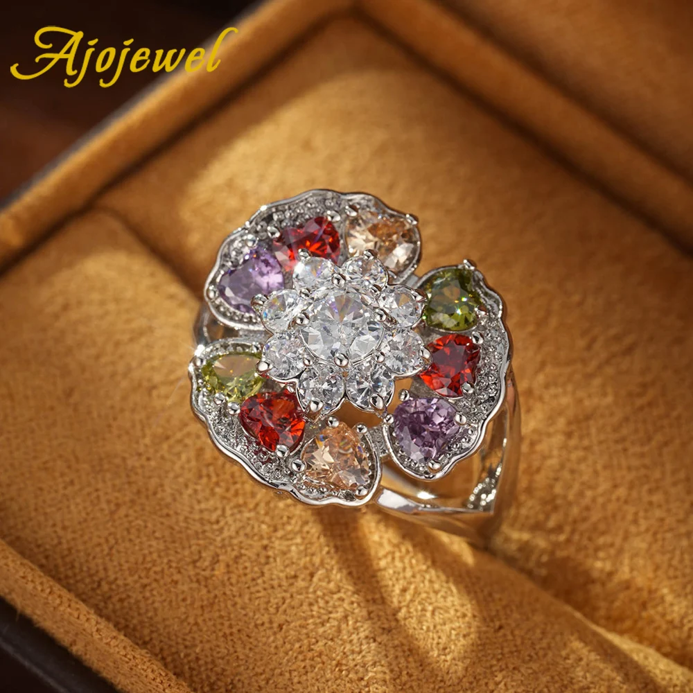 Женское кольцо в форме цветка с разноцветными фианитами