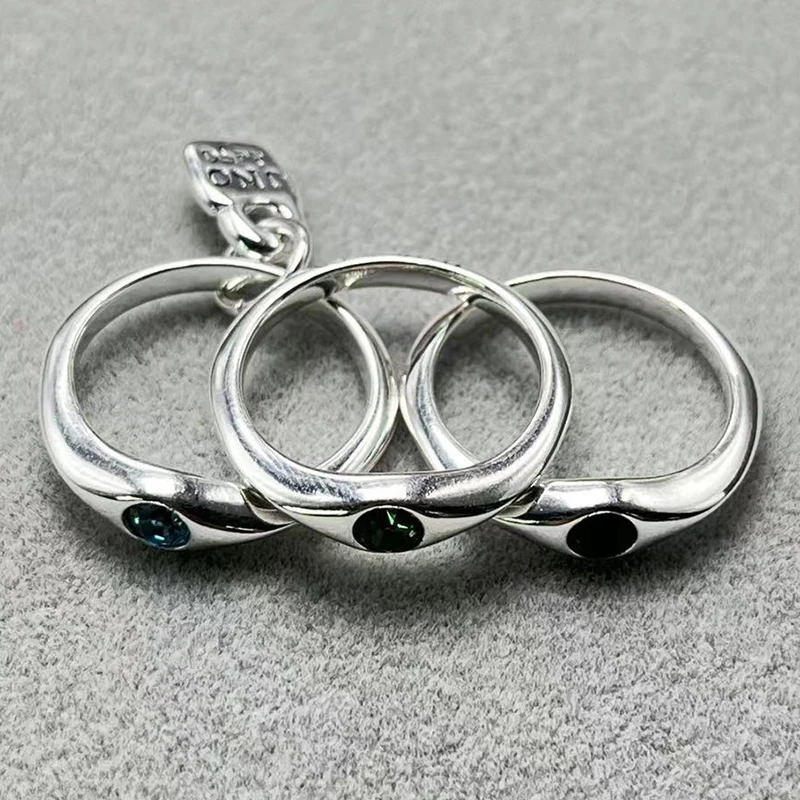 Женское кольцо с разноцветными камнями