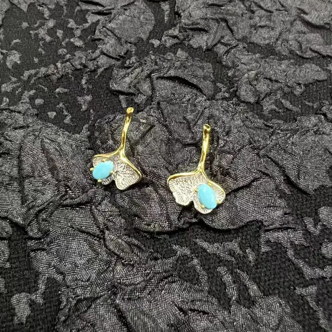 Серьги из серебра пробы с натуральным бирюзовым листьем гинкго маленькие свежие