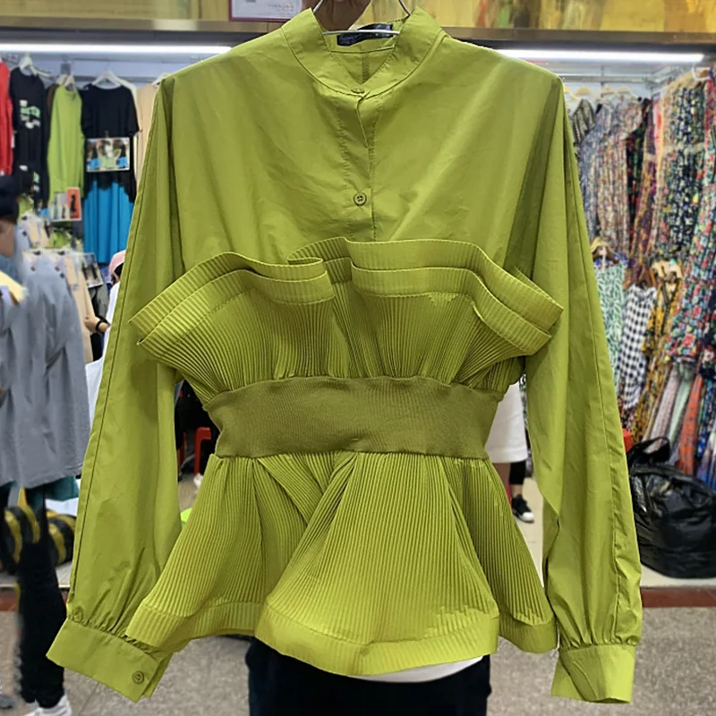 Женский весенний топ с коротким высоким воротником блузка в полоску оборками и