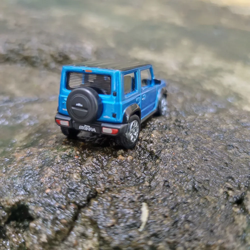 Коллекционная модель автомобиля Dorlop 1:64 Suzuki Jimny из литого металла с орнаментом