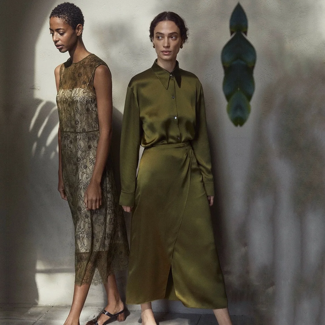 Женский Шелковый Костюм оливково-зеленого цвета рубашка/юбка средней длины