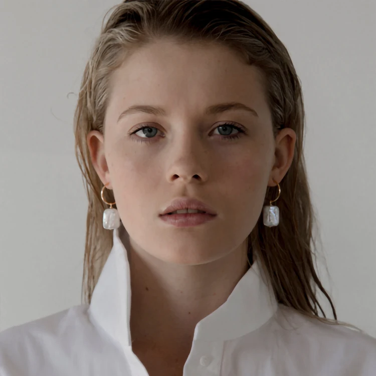 

Оптовая продажа, позолоченные серьги Huggie с пресноводным жемчугом 18 карат, серьги-кольца для женщин, серьги из нержавеющей стали