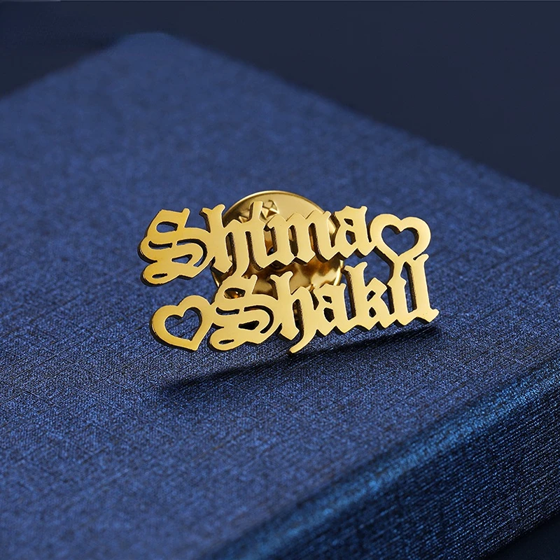 

Customized Double Name Brooch Stainless Steel Letter Badges Custom with Safety Pin Brooches Women Men Lovers Jewellery Gifts