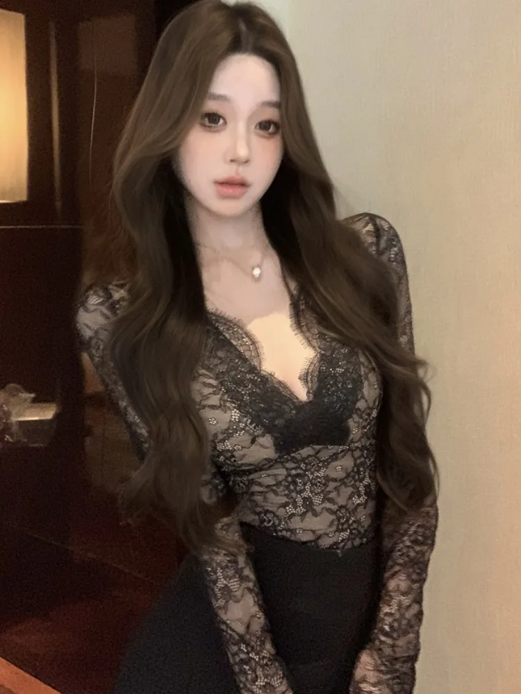 Сексуальный слегка прозрачный кружевной топ с длинными рукавами и v-образным