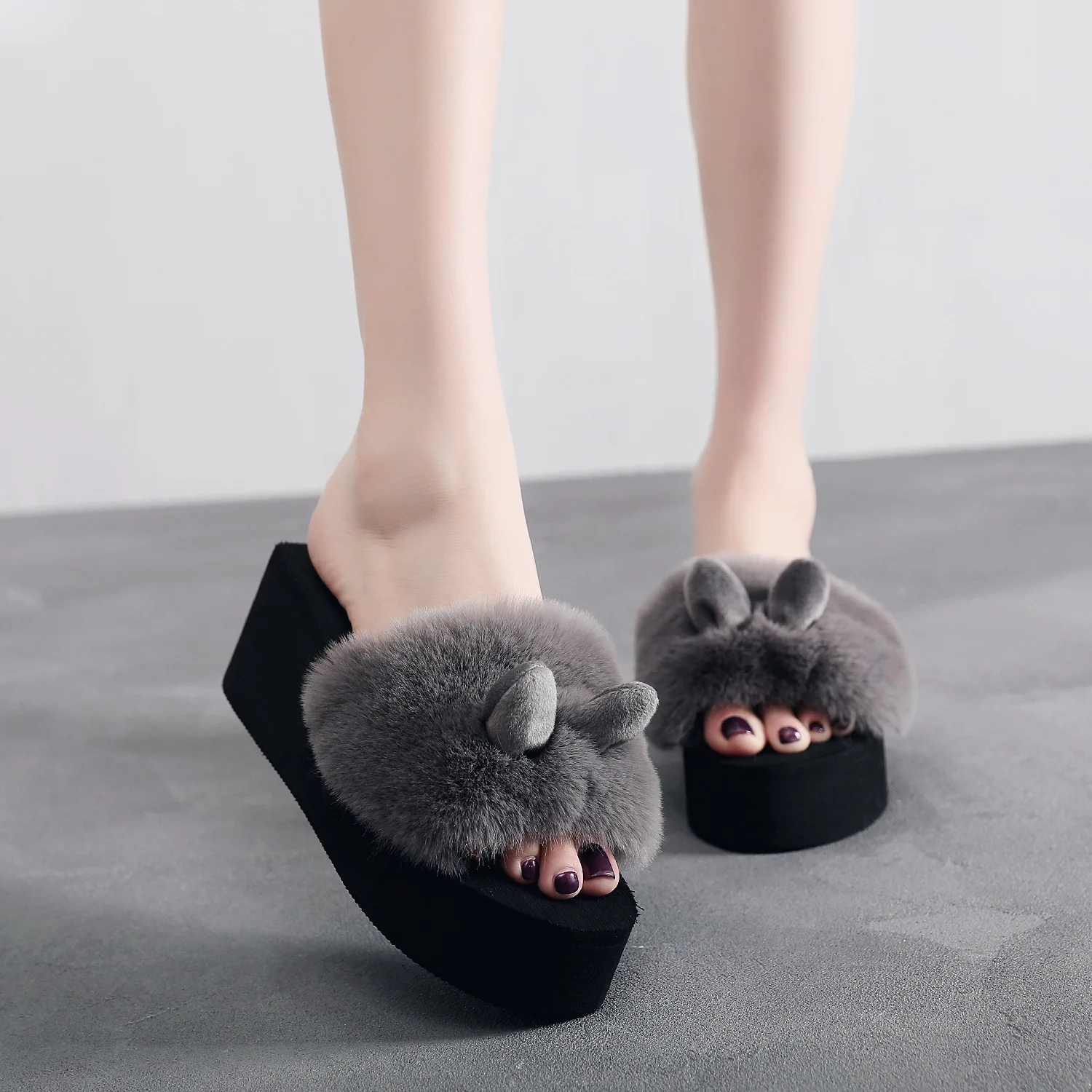 

Шлепанцы женские на танкетке, роскошные мягкие плюшевые танкетки, повседневная обувь из искусственной кожи, на высоком каблуке, для отдыха ...