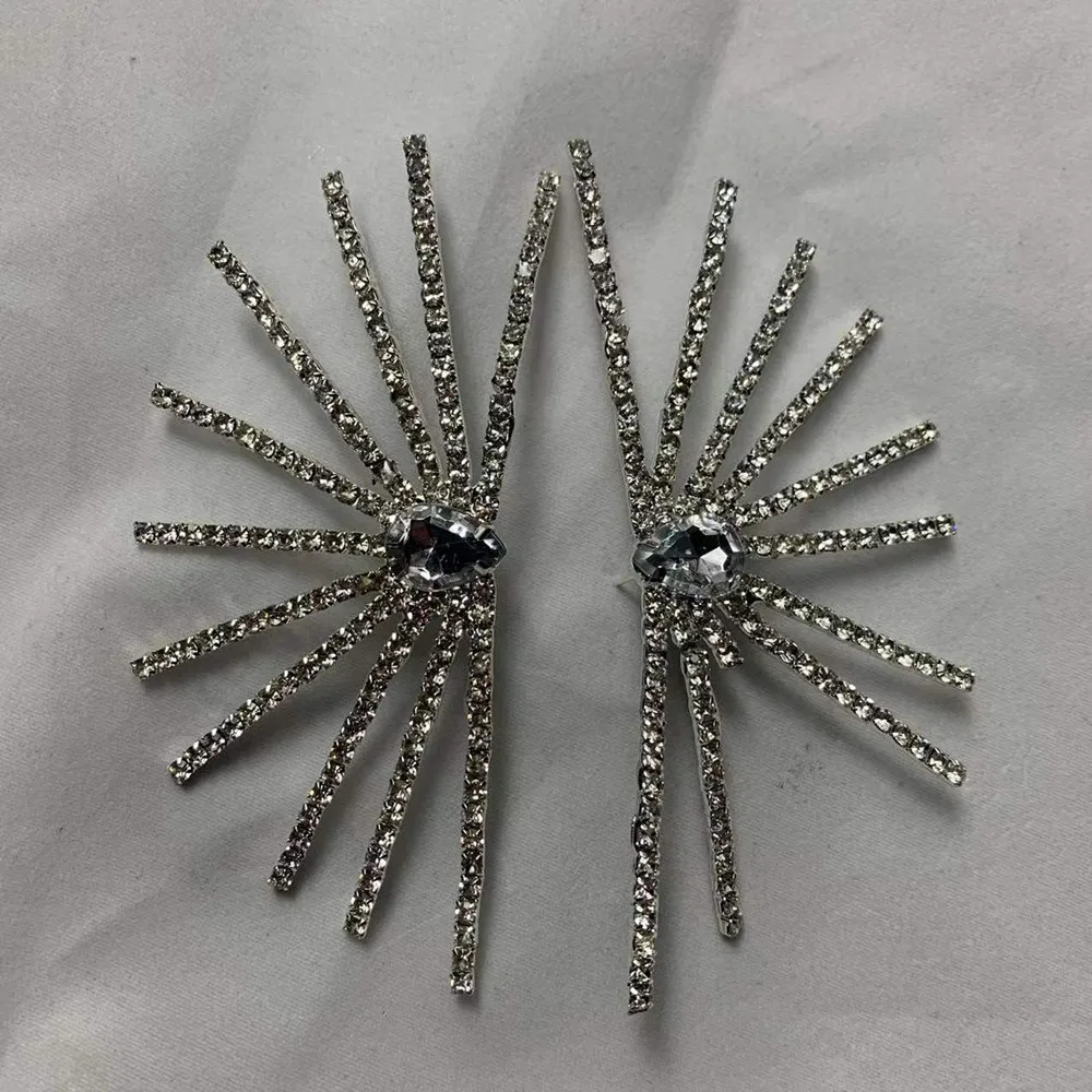 Новинка серьги-гвоздики в форме цветка с кристаллами неправильной формы