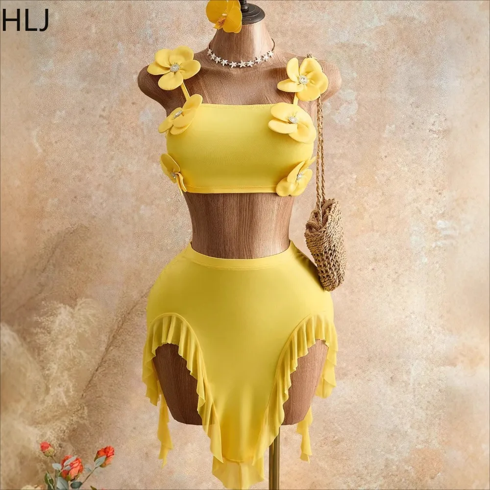 Фото Женский комплект бикини HLJ Solid Yellow с 3D цветочными аппликациями, состоящий из топа на тонких бретелях и облегающей юбки с высокой талией. №1