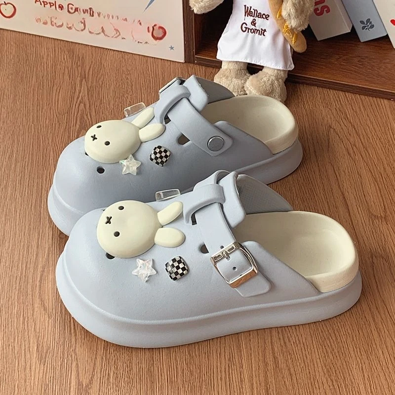 Фото Мультяшные кроксы Kawaii Miffy с толстой подошвой для улицы, дышащие, нескользящие, с закрытым носком, полутапочки для прогулок, новая модная модель, стильный дизайн №4