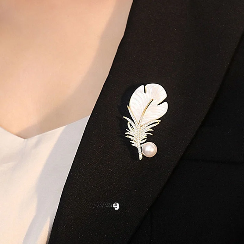 Feather Brooch Pearl Mother High end Clothes Women Personali Pin All-Match Corsage Suit Accessories Gift Fashion