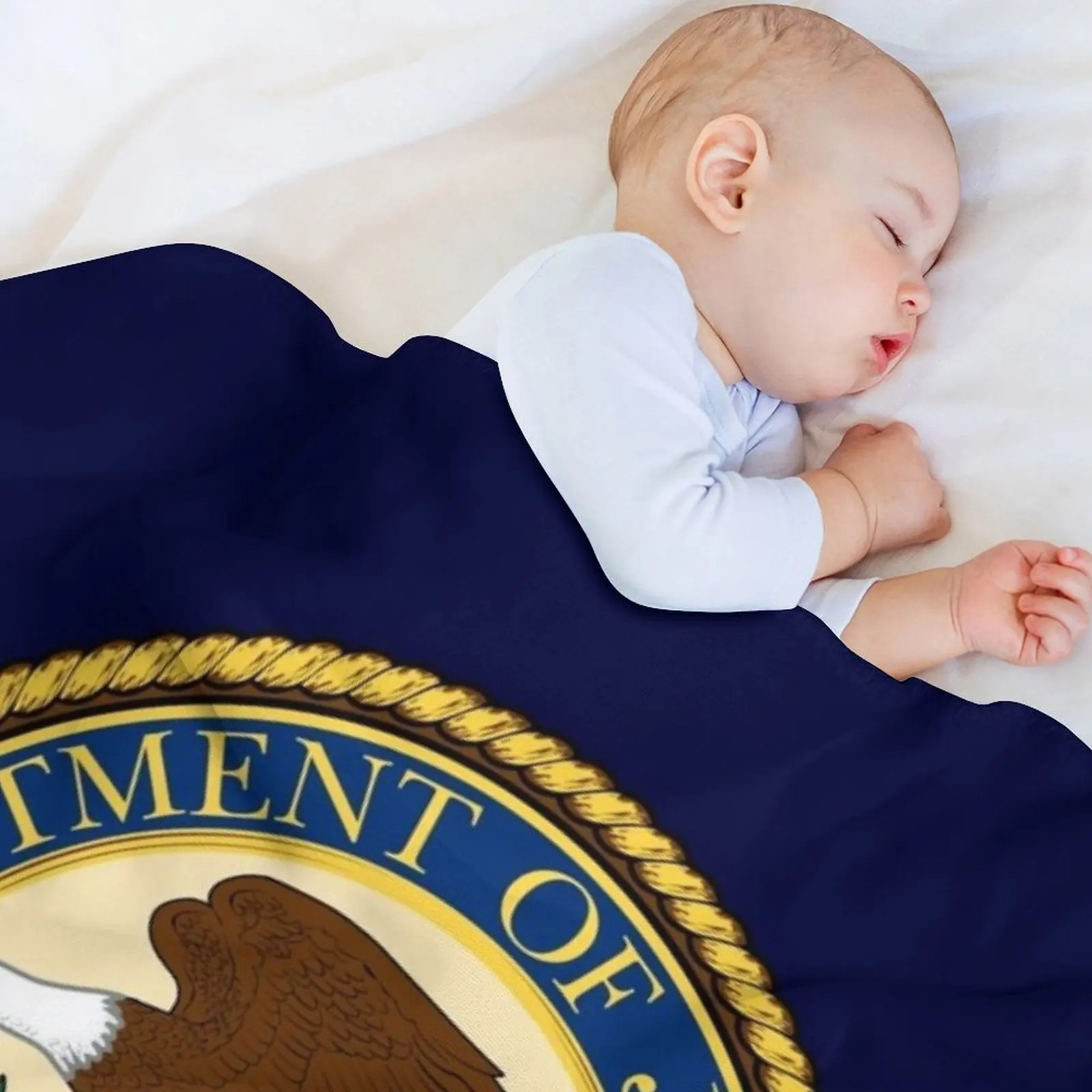 Фото Плюшевый уютный плед с символикой Департамента юстиции США (ДЖО) для дивана или кресла №3