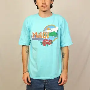 Винтажная футболка Maui Hawaii 80-х годов (XL) голубая с рисунком из полиэстера 1984 года