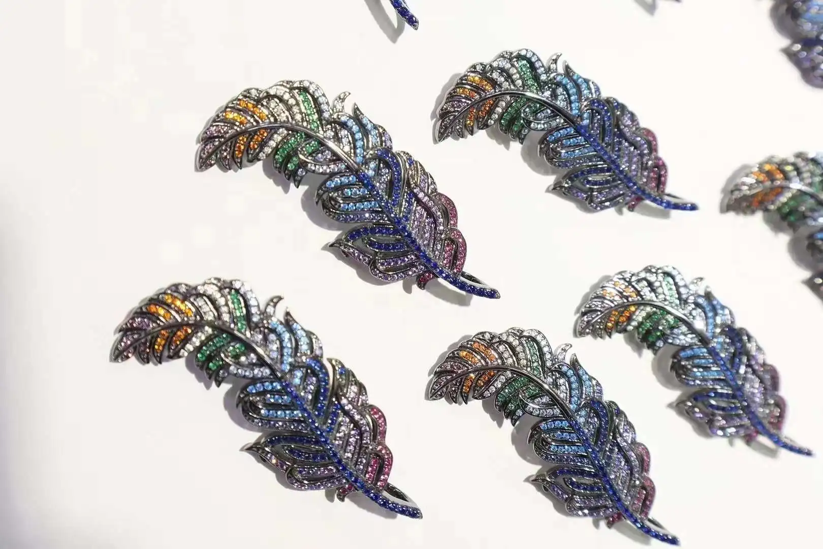 

Customized Fashion High Quality Color High-Grade Porous Feather Brooch Pendant Dual-use Specifications 20*51mm