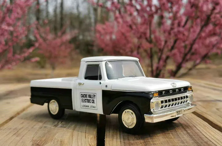 

Коллекция классических моделей автомобилей Ford Pickup F100 1:24