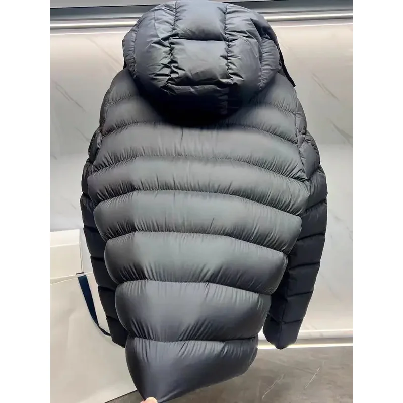 Mo*cl*r Зимняя мужская белая куртка на гусином пуху теплая приталенная