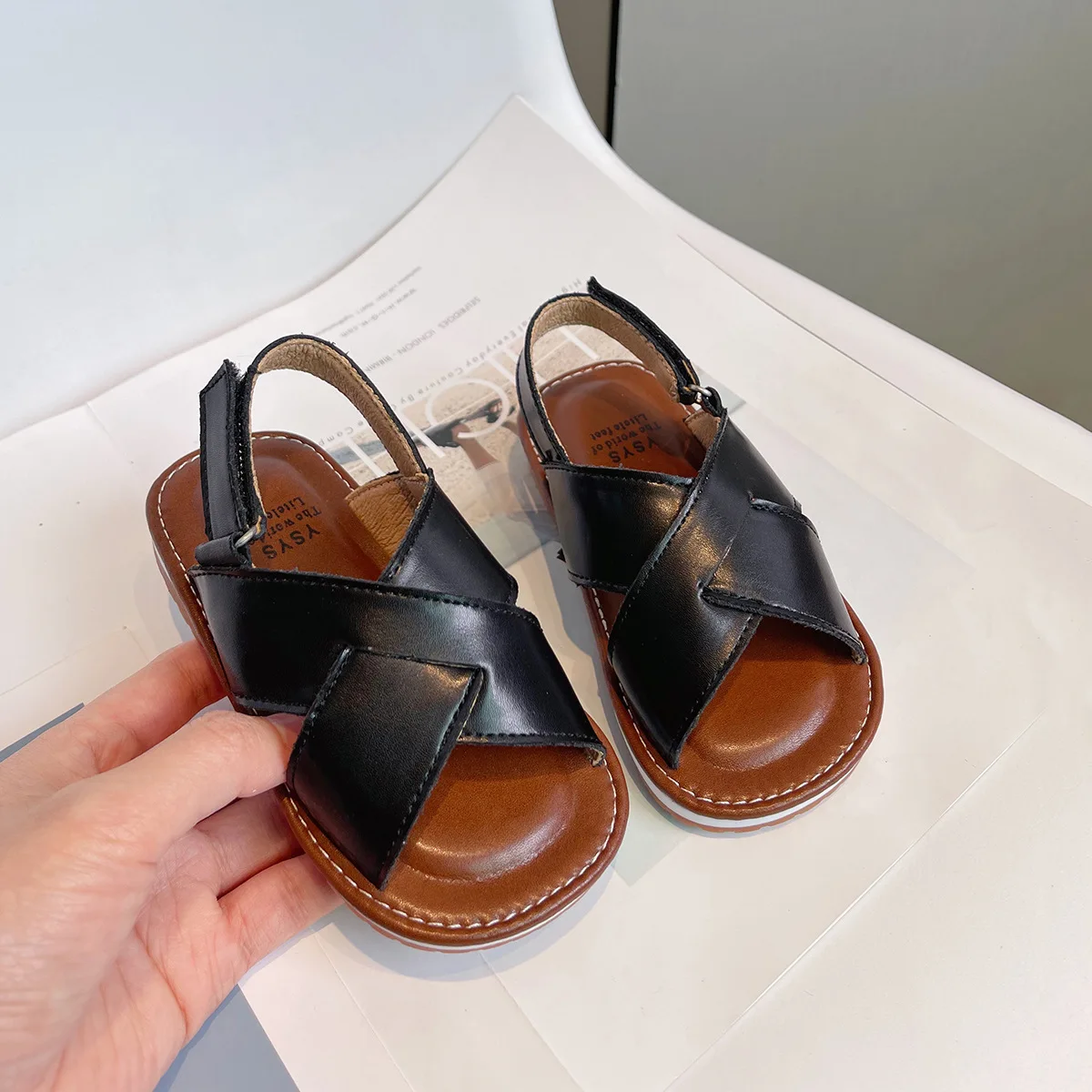 

Детские сандалии, Летние кожаные сандалии для девочек, мягкая нескользящая обувь для мальчиков, новинка 2022, модная пляжная обувь для детей