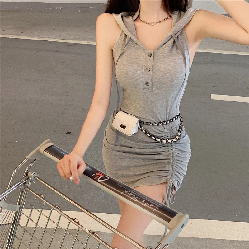 

Женское летнее облегающее платье без рукавов, с капюшоном и открытой спиной