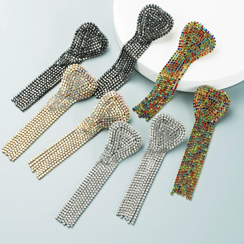 

Характерные индивидуальные геометрические серьги-кисточки в форме сердца с длинной цепочкой