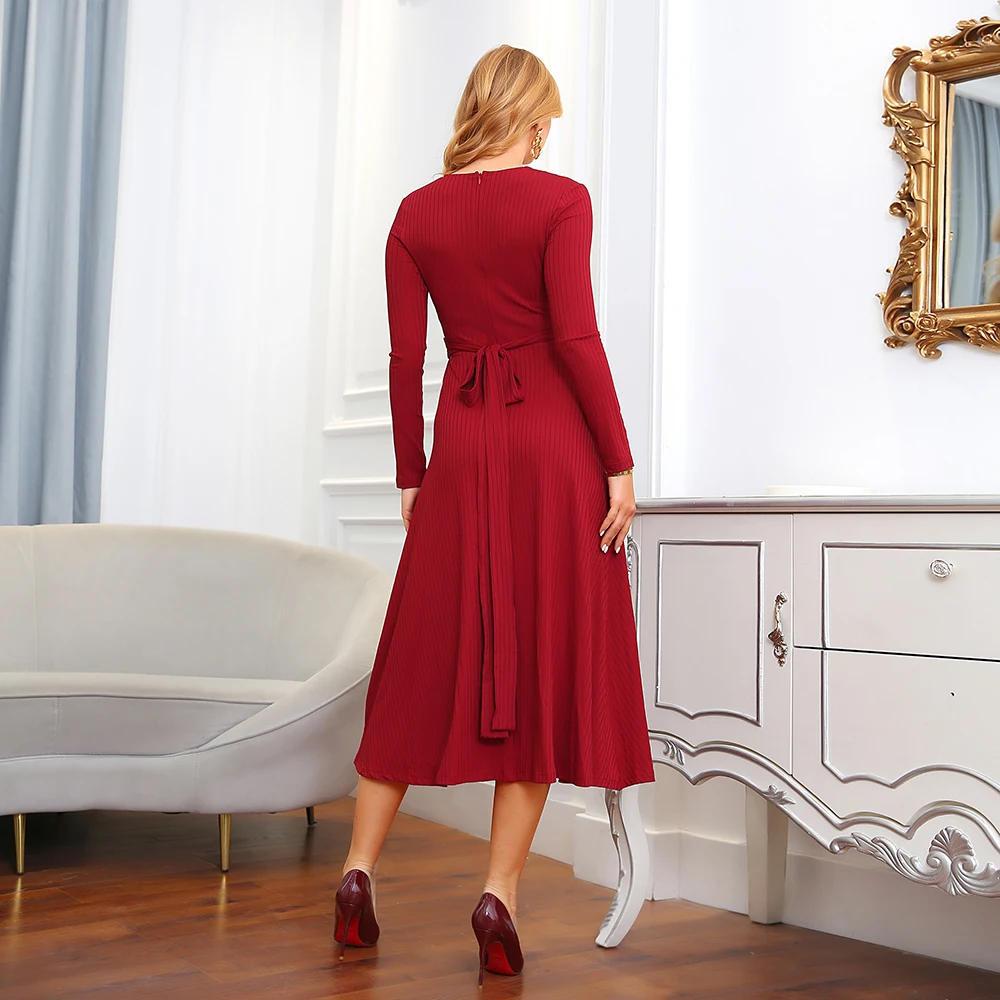 Женское платье с V-образным вырезом красное элегантное приталенное широкой