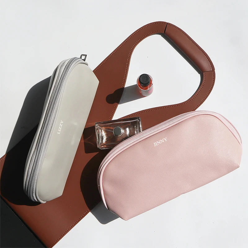 Дорожная косметичка с гравировкой букв персонализированная искусственная кожа