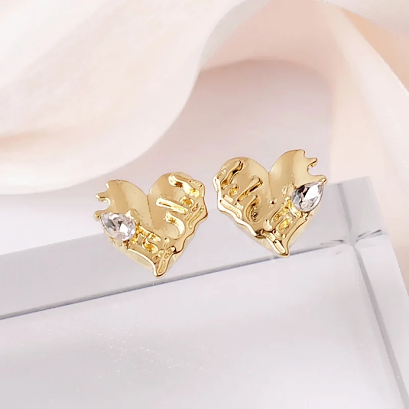 

Gold Color Metal Heart Stud Earrings Unique Design Crystal Notched Love Heart Women Unusual Earrings New Fashion Jewelry