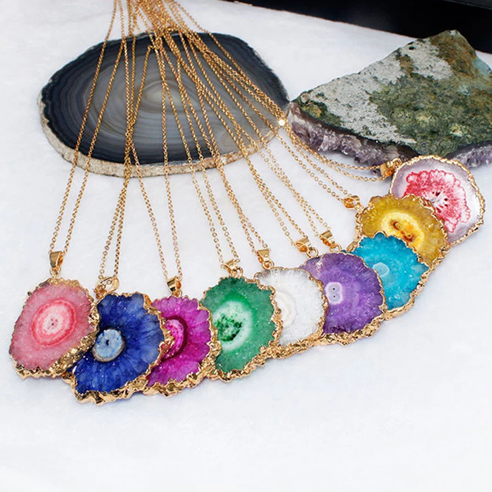 

Mineraali Random Natural Raw Agate Slice Geode Irregular Sunflower Gems Necklace in Gold Color Chain Druzy Colorful Gems Pendant