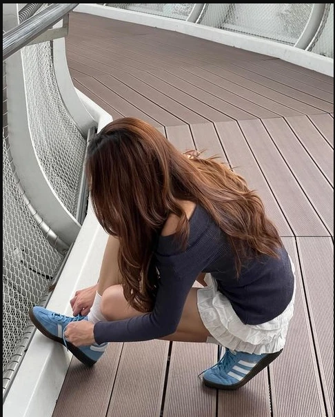 Женский топ с длинными рукавами и прямым плечом на ключице осень 2024 повседневный