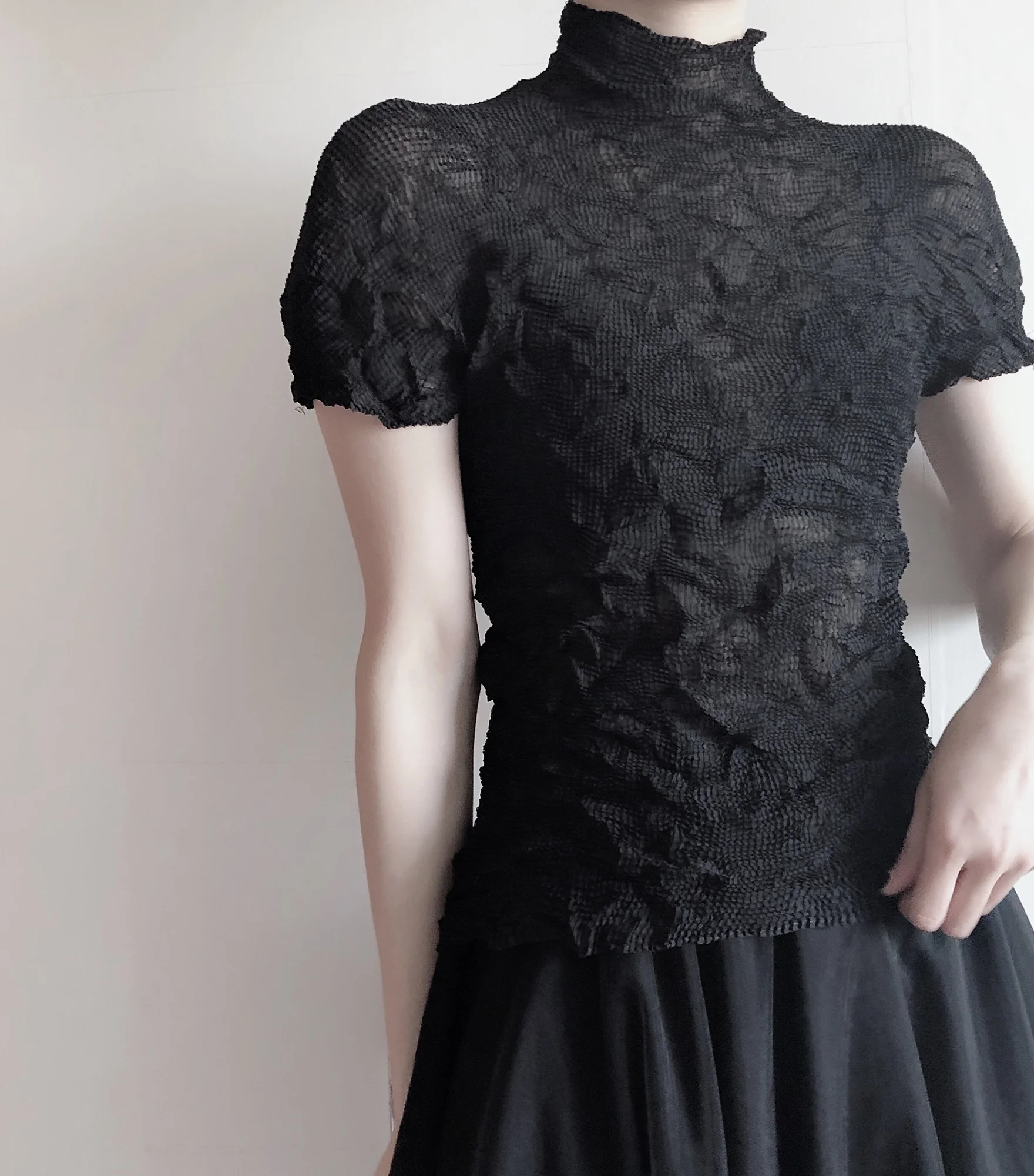 Летняя плиссированная футболка с коротким рукавом и полупрозрачной текстурой Y2K