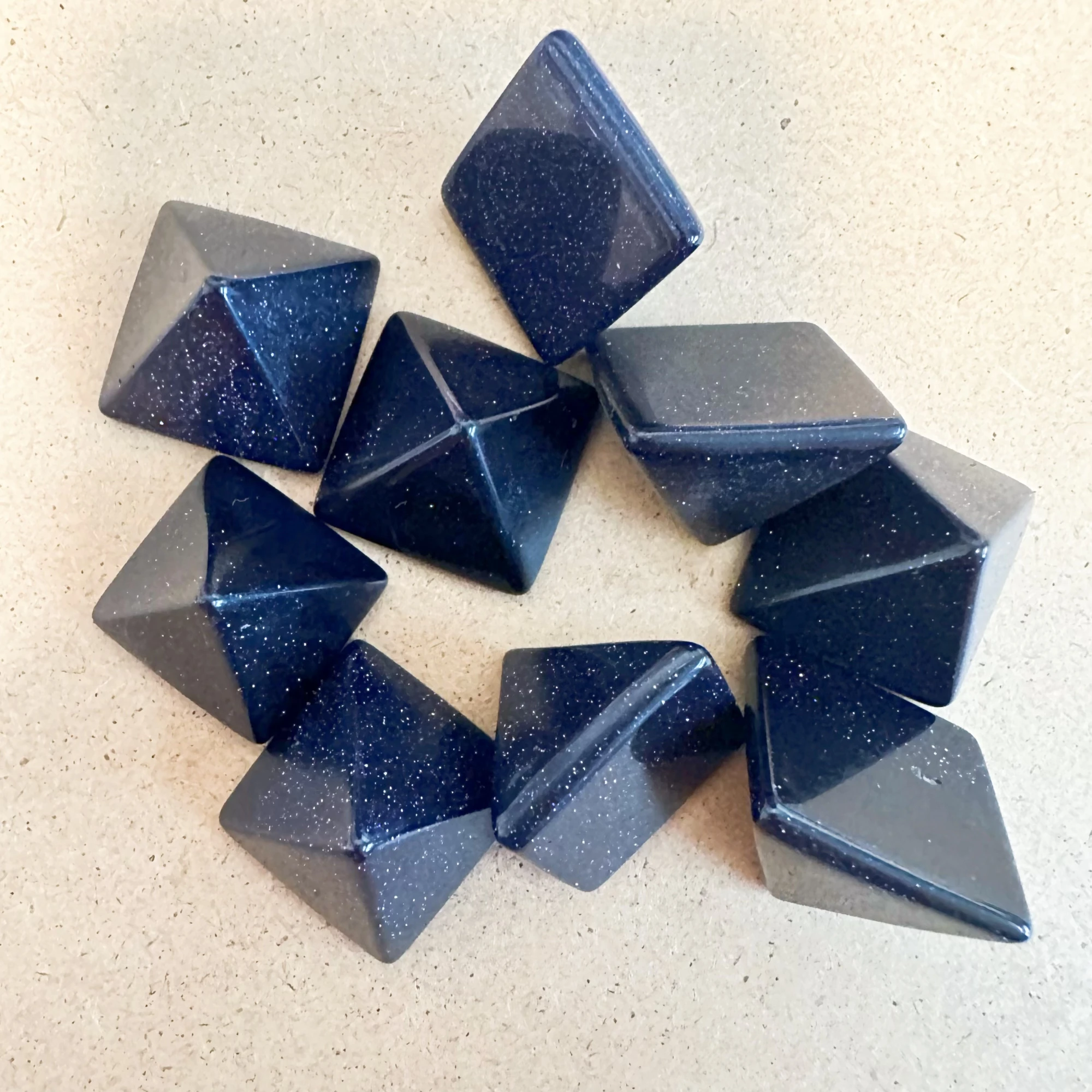 Пирамида из натурального кристалла 2 см голубая песчаная пирамида минеральный