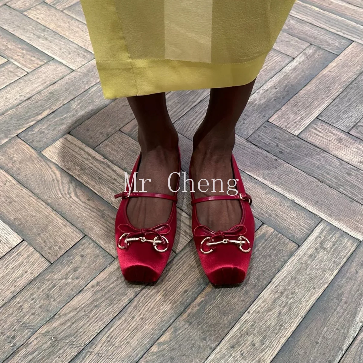 Новинка 2024 летние туфли на плоской подошве с заклепками и квадратным носком