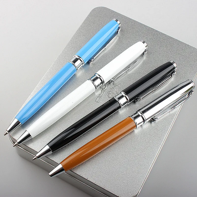 Шариковая ручка серебристого и черного цвета 4 |