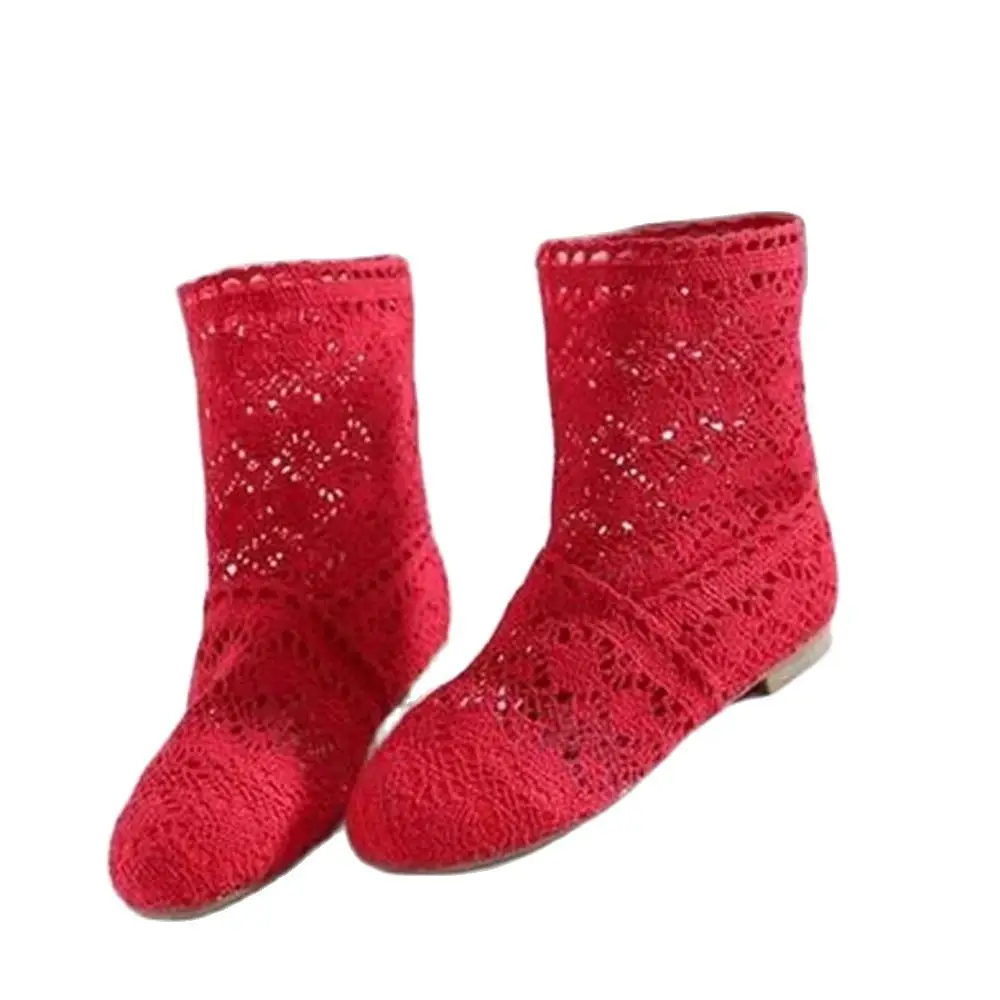 Әйел видео арқылы сабақ беріп, қынапшасын көрсетеді.