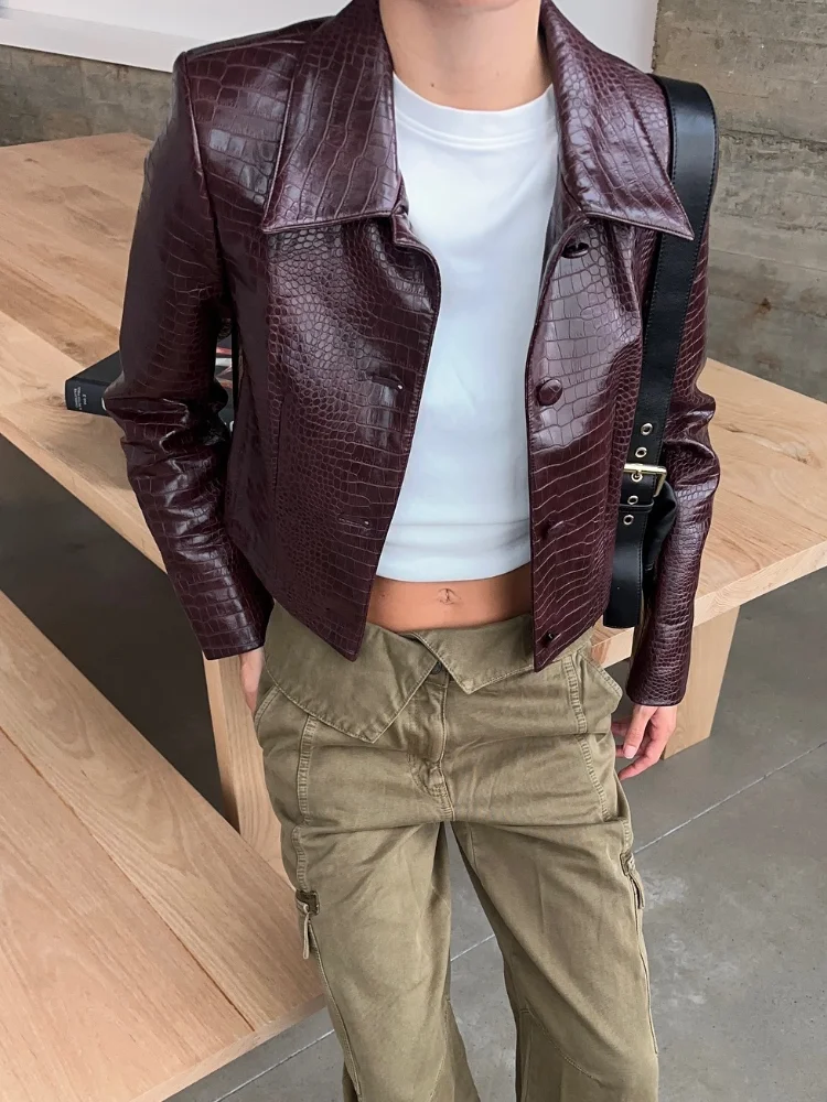 Модная бордовая укороченная кожаная куртка с эффектом крокодила женское