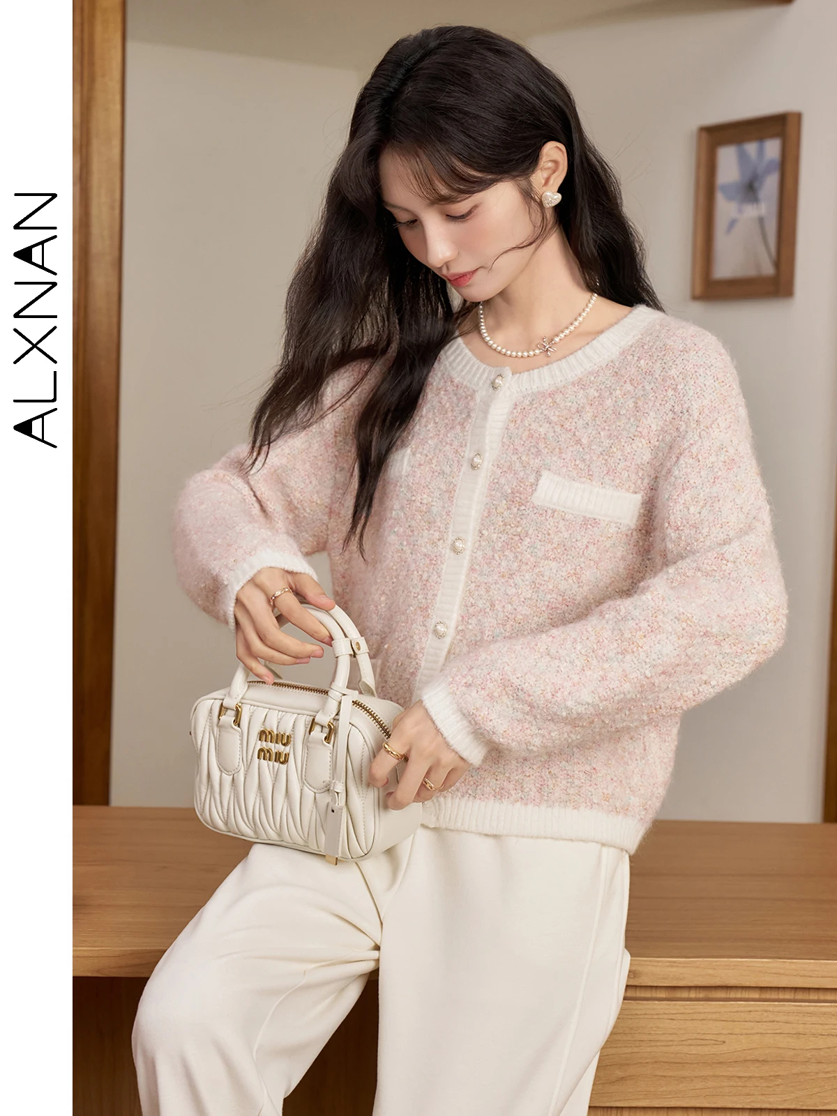 Женский вязаный кардиган с круглым вырезом и жемчужными пуговицами