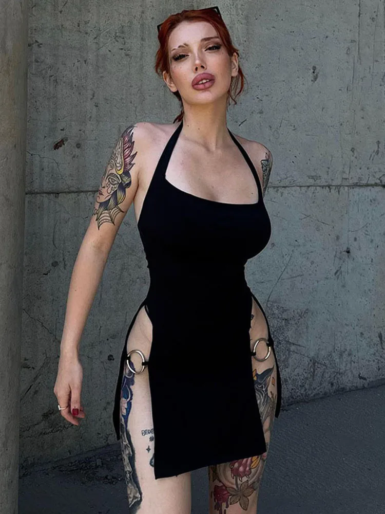 Однотонное мини-платье без рукавов с лямкой на шее и глубоким разрезом