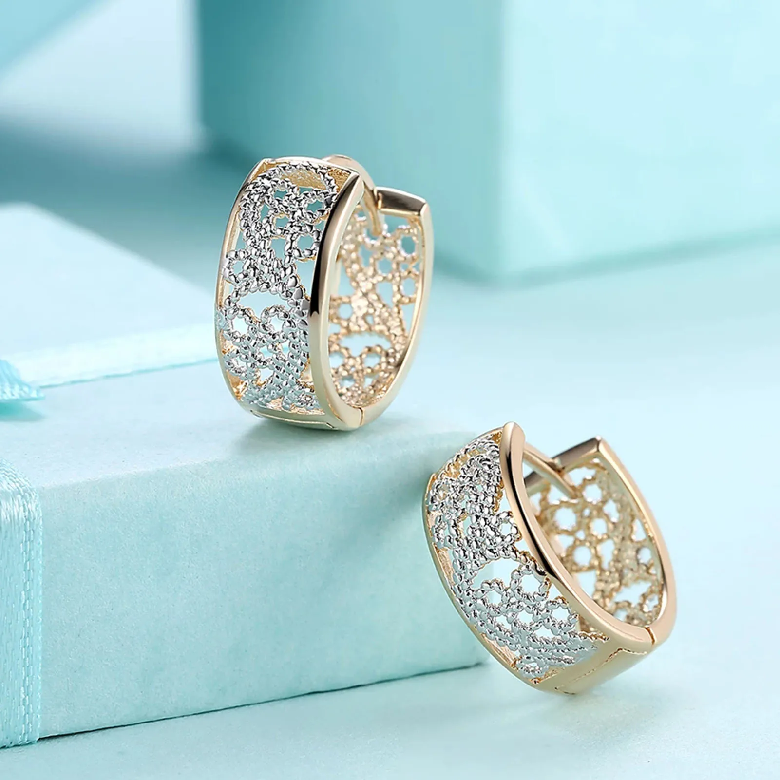 Women Earring Clasps Flower Pattern Openwork Small Hoop Earrings Zirconia Hoops Fashion Hypoallergenic Hoops d88
