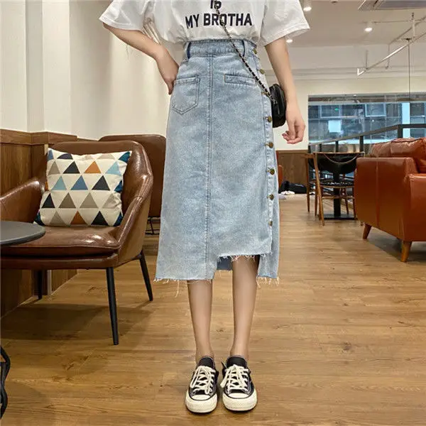 Женская Асимметричная джинсовая юбка трапециевидная на пуговицах с разрезами по