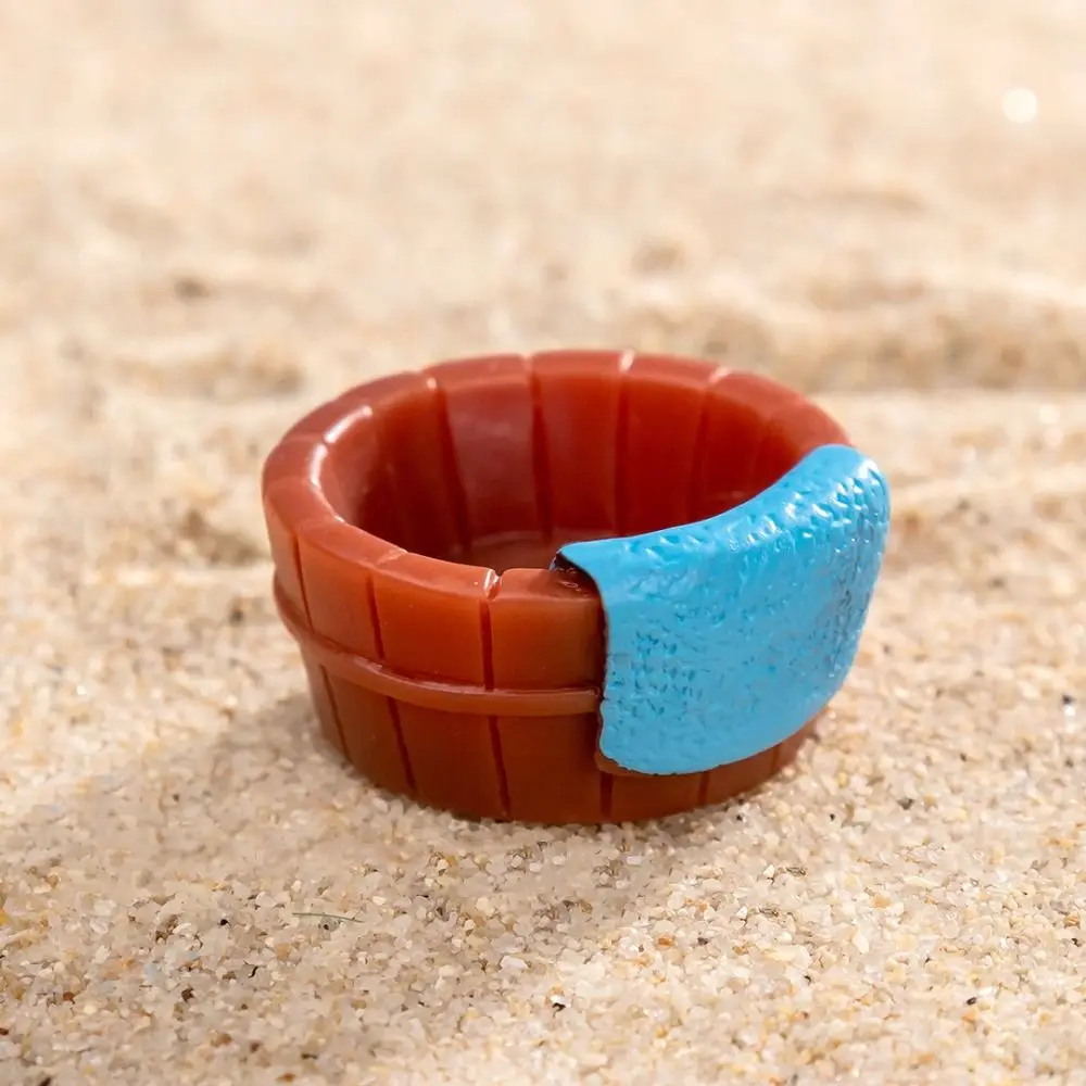 

Миниатюрные фигурки капибары из смолы розового цвета