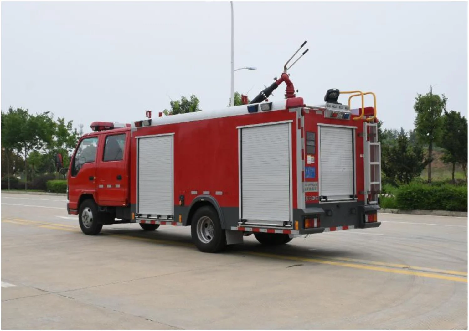 ISUZU 600P 2500L Пенопластовый бак Пожарная машина 88 кВт Аварийно-спасательная 1500L