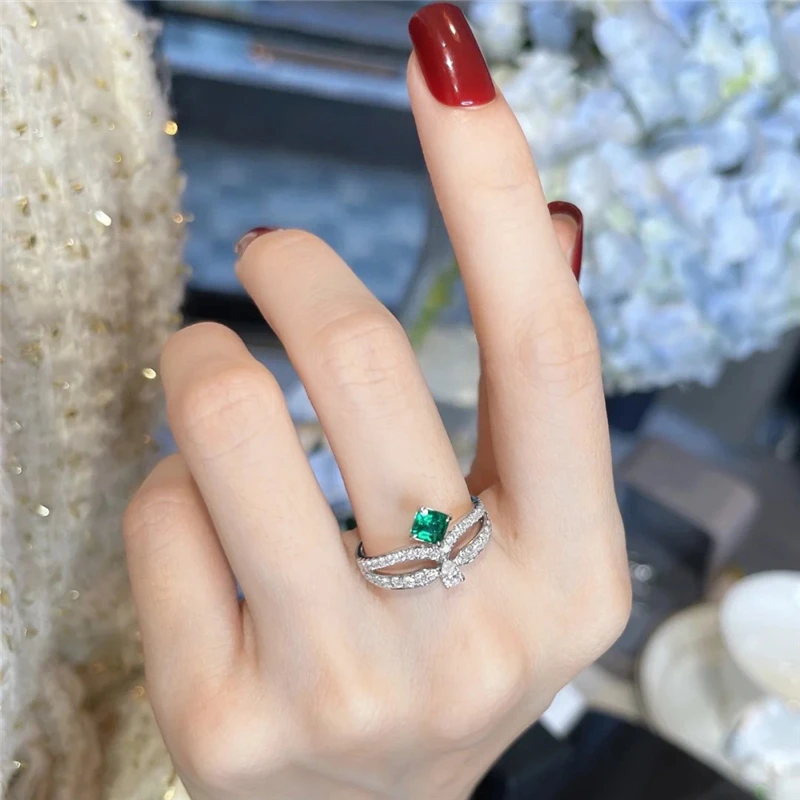 Женское кольцо из серебра пробы с квадратным изумрудом