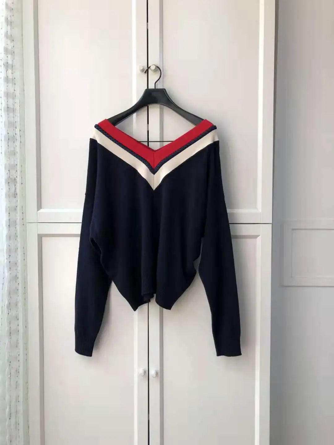 Guesod шерстяной кашемировый свитер коллаж V-образный вырез тёмно-синий воротник