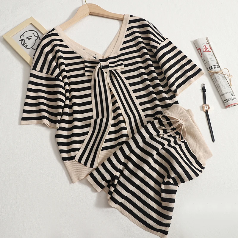 

Женский спортивный костюм из двух предметов, трикотажная футболка в полоску с V-образным вырезом и шорты с высокой талией, повседневный спор...