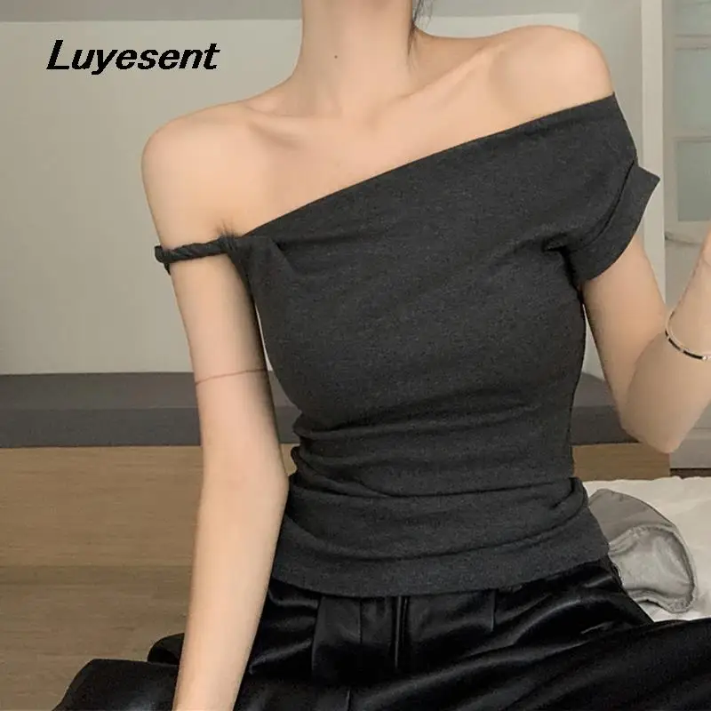 

Women Solid Black Sleeveless T Shirt 2023 Summer Elegant Lady Skew Collar Slim T-shirts Street Basic Off Shoulder Tees Tops