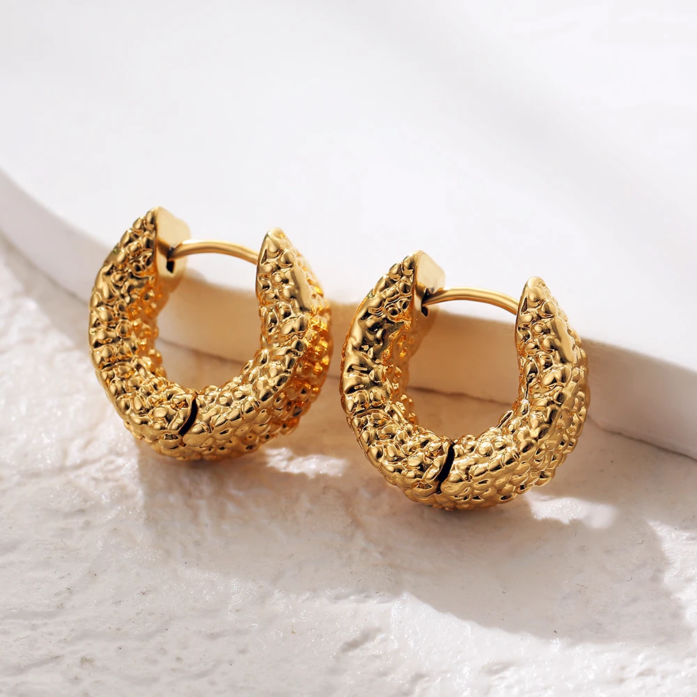 Винтажные серьги-кольца Huggie неправильной формы с коваными ушками позолоченные