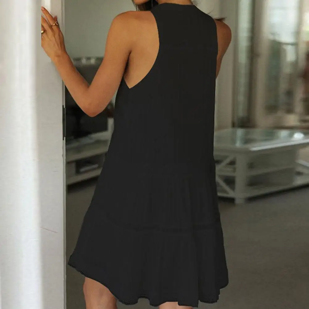 

Женское мини-платье с плиссированным подолом и воротником-стойкой