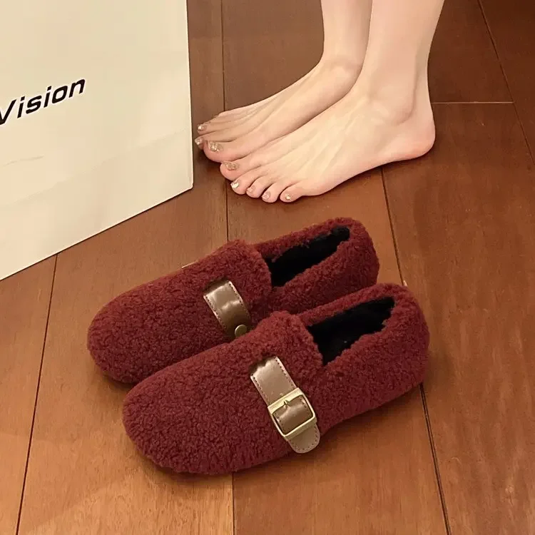 Зимние теплые плюшевые сабо женские меховые тапочки с одним ремешком уютная