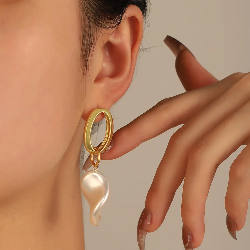 

DONATTO Circle Earrings For Women Vintage Punk Baroque Pearl Earrings Ear Clip Women Long Drop Imitation Pearl Party Jewelry