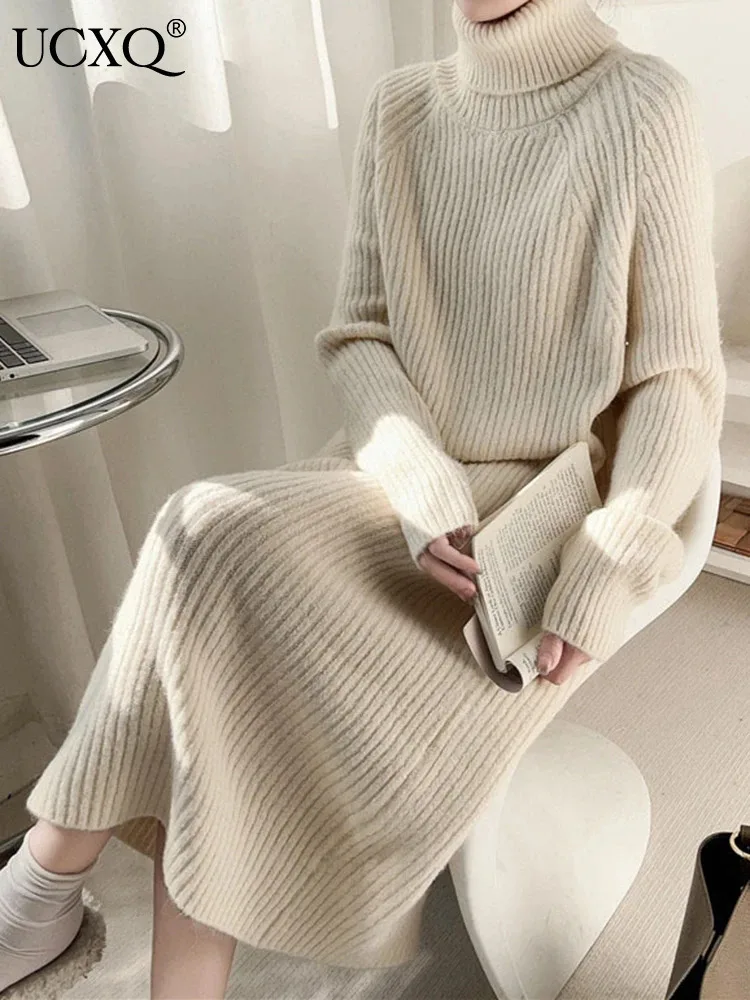 Платье трикотажное однотонное с высоким воротником на осень/зиму