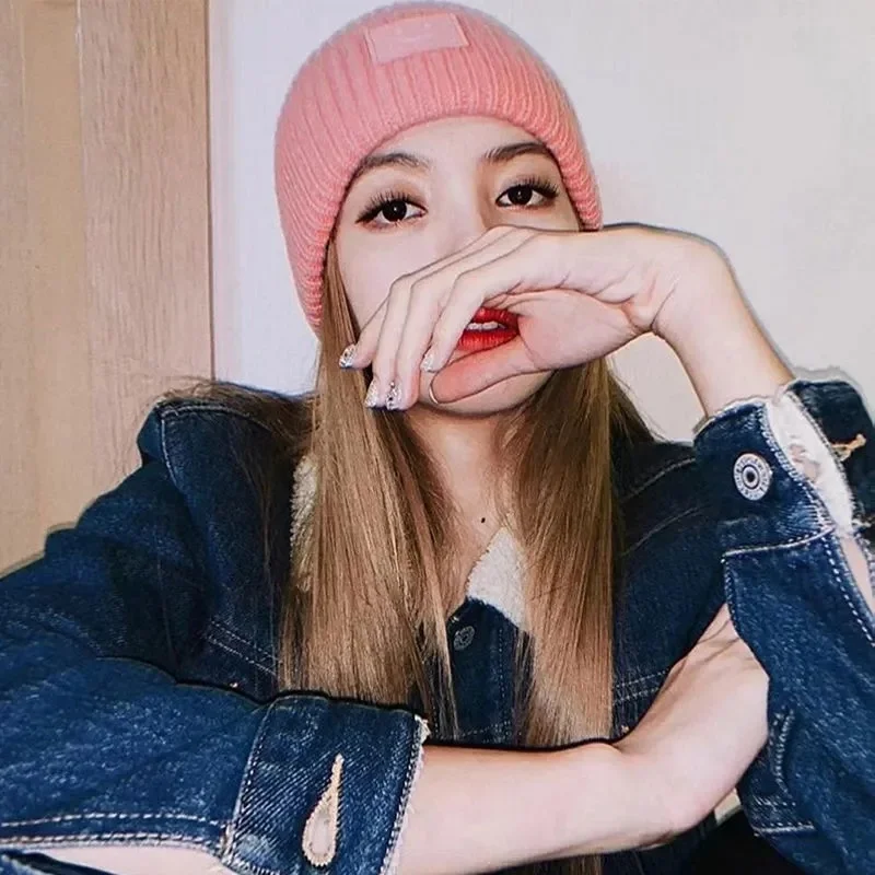 

Женская зимняя шапка, вязаная шапка из ниток, шапка со смайликом для пар, модная теплая женская шапка, доступны разные цвета, повседневная же...